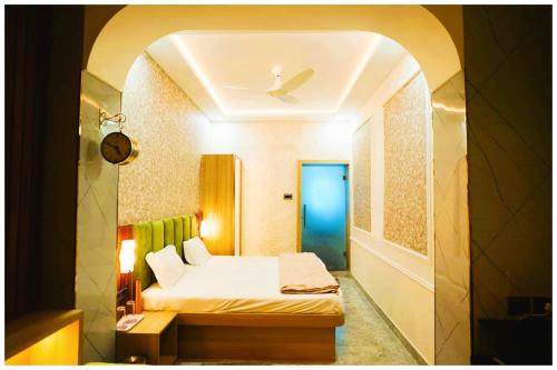 Ένα ή περισσότερα κρεβάτια σε δωμάτιο στο Hotel Amba-Sadar Palace In Varanasi Fully AC Room