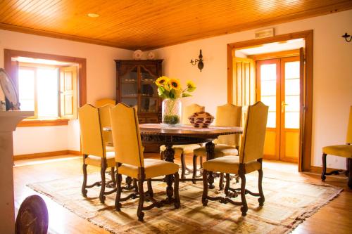 a dining room with a table and chairs at QUINTA DE SANT'ANA in Redinha