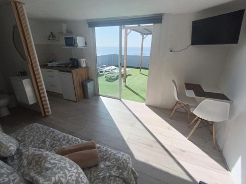 El EscobonalStudio avec terrasse et vue mer的可以看到海景的客厅