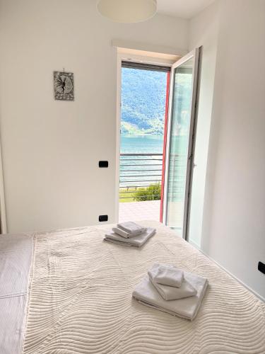 Postel nebo postele na pokoji v ubytování Grand View Como Lake Apartment 2