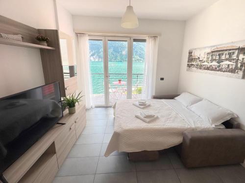 TV a/nebo společenská místnost v ubytování Grand View Como Lake Apartment 2
