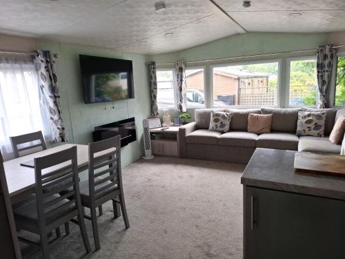 a living room with a couch and a table at Hillside retreat - 2 bedrooms sleeps 5 in Westfield