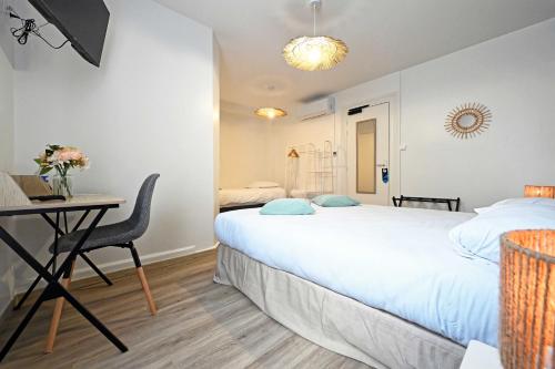 Ένα ή περισσότερα κρεβάτια σε δωμάτιο στο Hôtel le Terminus et son restaurant Côte à Côte - Chambres rénovées