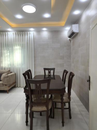 ein Esszimmer mit Tisch und Stühlen in der Unterkunft Monani in Amman