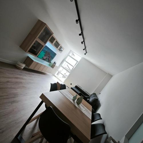 een eetkamer met een houten tafel en stoelen bij Manisa I in Ribadeo