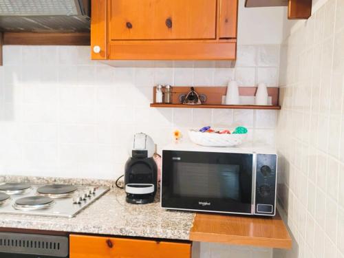 a microwave sitting on a counter in a kitchen at Appartamento Galileo Ferraris, in Vercelli
