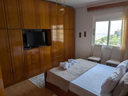 Llit o llits en una habitació de Inn Cloud Gjirokaster