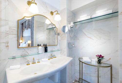 Koupelna v ubytování Hotel Claridge Paris