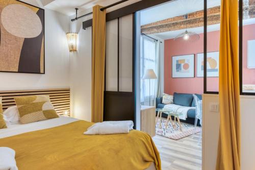 une chambre avec un lit et un salon dans l'établissement Rafael F2 dans hôtel particulier, à Rouen