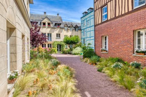 une passerelle entre deux bâtiments avec des installations dans l'établissement Rafael F2 dans hôtel particulier, à Rouen