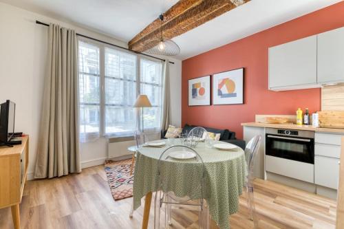 une salle à manger avec une table et une cuisine dans l'établissement Rafael F2 dans hôtel particulier, à Rouen