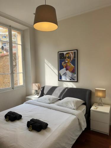 - une chambre dotée d'un grand lit avec deux sacs dans l'établissement Villa Maiffret 1, à Cannes