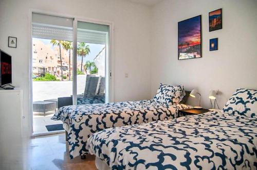 Postel nebo postele na pokoji v ubytování Penthouse property Terazas de la Bahia de Casares