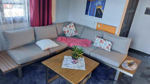 a living room with a couch and a table at Moderne Ferienwohnung mit privatem Balkon sowie Meer- und Gebirgsblick in Icod de los Vinos