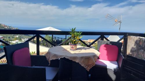 Moderne Ferienwohnung mit privatem Balkon sowie Meer- und Gebirgsblick