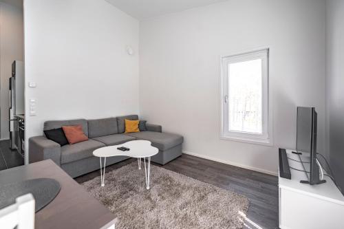 TV a/nebo společenská místnost v ubytování Päätyhuoneisto Skyvillas B 21
