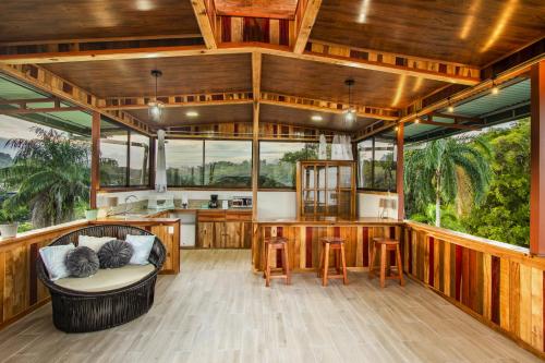 Casa con cocina y sala de estar. en Las Cotingas Ocean View, en Drake