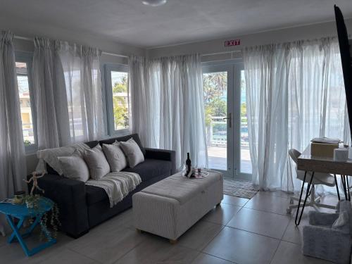 Serene Oceanfront Villa in Punta Santiago, Puerto Rico 휴식 공간