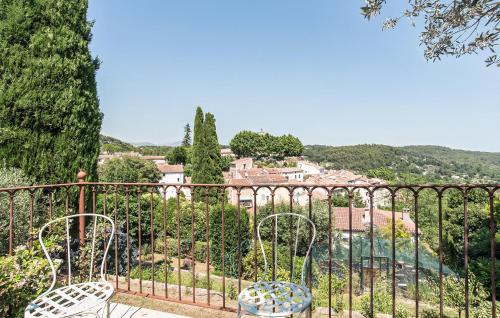 トゥレットにあるMaison De Villageの市街の景色を望むバルコニー(椅子付)