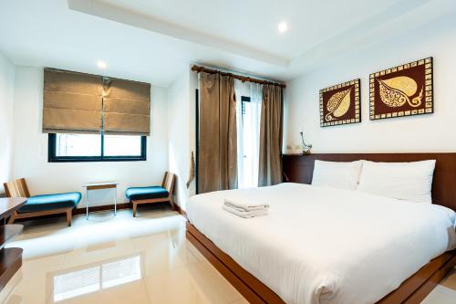 a hotel room with a bed and a table and chairs at YON INN Sukhumvit 4 BTS Nana in Bangkok