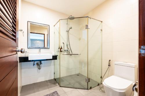 a bathroom with a glass shower and a toilet at Yon INN Sukhumvit 4 BTS Nana in Bangkok