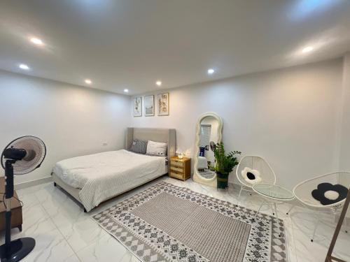 a bedroom with a bed and a mirror at Lá Homestay Hai Phong in Ðông Khê