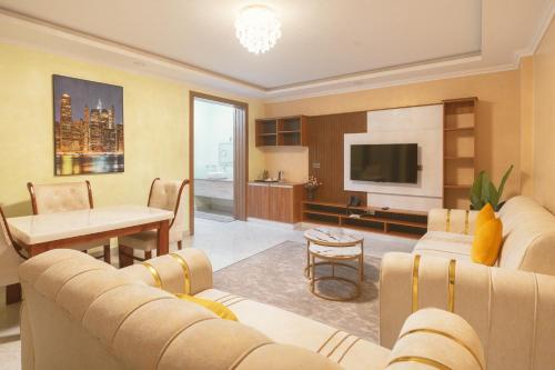 TV a/nebo společenská místnost v ubytování Skyview Opal Hotel