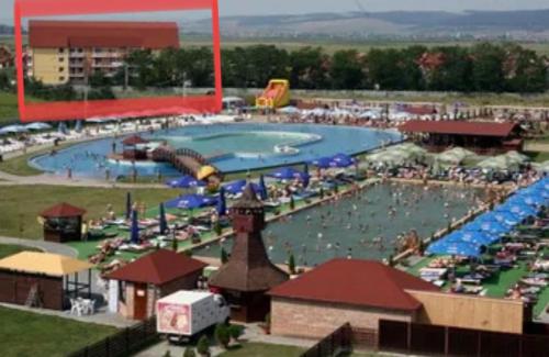 a large water park with a large swimming pool at Apollo Green 1 cameră in Sîngeorgiu de Mureş