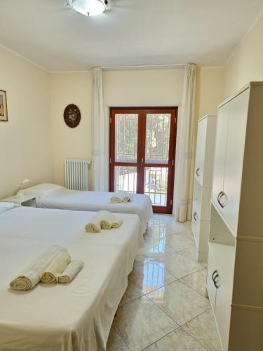 een slaapkamer met twee bedden met handdoeken erop bij casa vacanze "Cala San Francesco" in Bisceglie