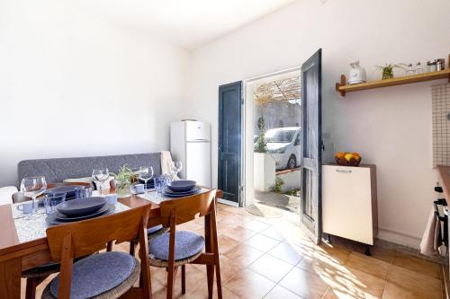 a kitchen and dining room with a table and chairs at Mistral Guest House in Marina di Sorso