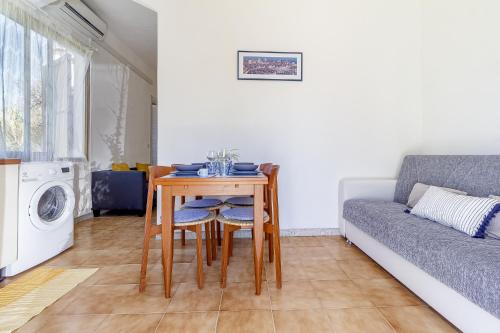 a living room with a table and a couch at Mistral Guest House in Marina di Sorso