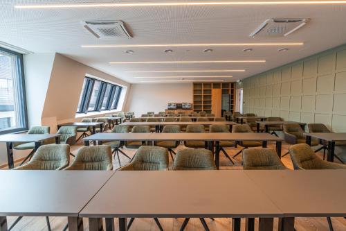 an empty lecture room with tables and chairs at Mörwald Gutshof in Feuersbrunn