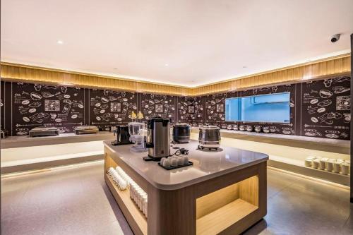 Kaffee-/Teezubehör in der Unterkunft VYLUK Hotel Beijing Universal Studios-蔚徕酒店 北京环球影城店