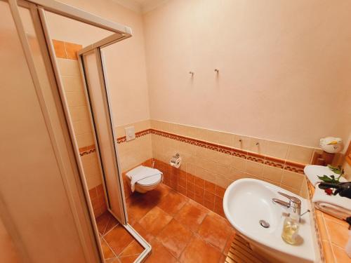 un baño con inodoro y lavabo en Ferienwohnung Umberto, en Rerik