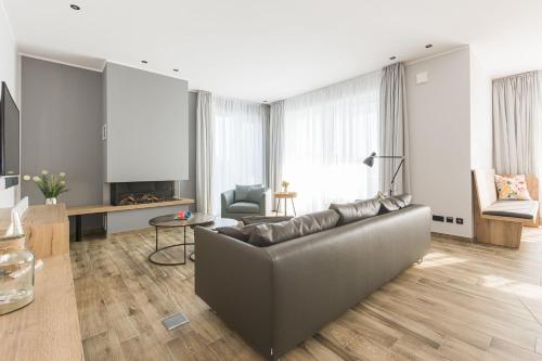 a living room with a couch and a table at Luxus_SPA_OG_Fewo QUARTIER 4 _WE 4_ in Göhren-Lebbin