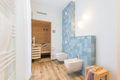 a bathroom with a toilet and a sink at Luxus_SPA_OG_Fewo QUARTIER 4 _WE 4_ in Göhren-Lebbin