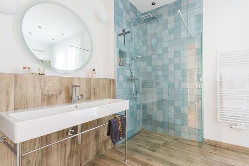 a bathroom with a sink and a mirror at Luxus_SPA_OG_Fewo QUARTIER 4 _WE 4_ in Göhren-Lebbin