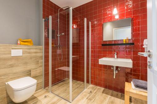 a bathroom with a shower and a toilet and a sink at Luxus_SPA_OG_Fewo QUARTIER 4 _WE 4_ in Göhren-Lebbin