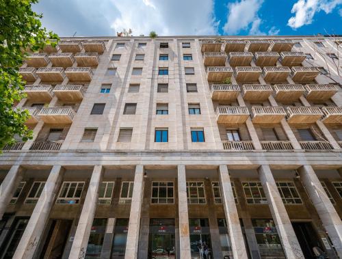 The Boutique Houses - Spacious Apartment with Balcony - M3 Repubblica 2 stops to Montenapoleone Duomo , 1 stop to Central Station - Milan City Center