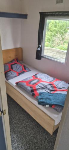 En eller flere senge i et værelse på Przyczepa Holenderska POCO