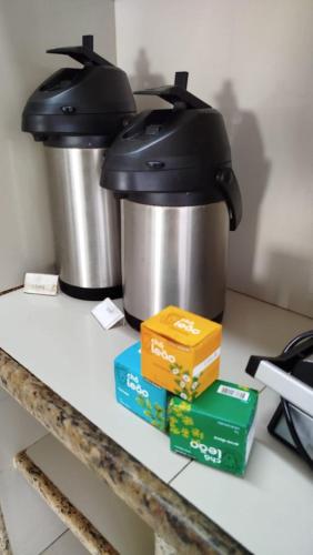 a slow cooker and a pot on a counter at Villa Mar Boa Viagem in Recife