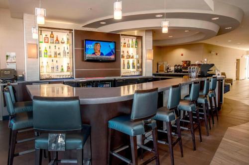 Ο χώρος του lounge ή του μπαρ στο Springhill Suites by Marriott Pueblo Downtown