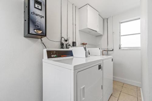 Kuchyň nebo kuchyňský kout v ubytování Remodeled Pet Friendly Condo, 1 Block to Beach Access, Walkable to Restaurants! Fall Promo for Mondays & Thursdays!