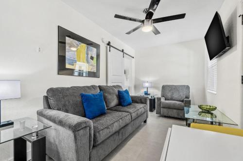TV a/nebo společenská místnost v ubytování Remodeled Pet Friendly Condo, 1 Block to Beach Access, Walkable to Restaurants! Fall Promo for Mondays & Thursdays!