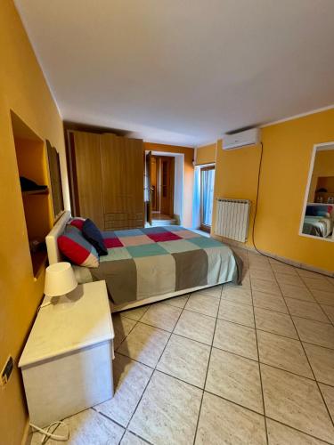 a bedroom with a bed in a room with yellow walls at Bella casa nel cuore del Cilento in Montano Antilia