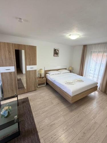 a bedroom with a large bed and a mirror at Dor de munte in Borşa