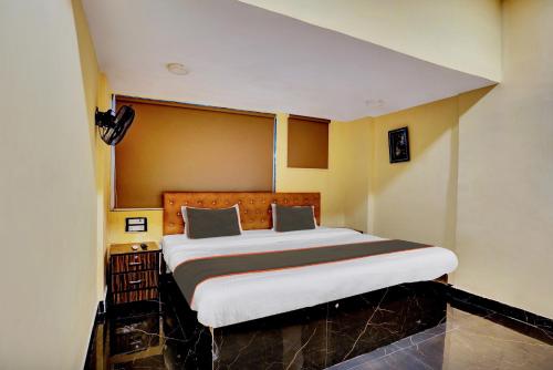 a bedroom with a large bed in a room at Super Hotel O Golden Suites in Turambhe