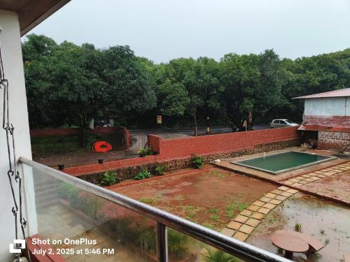 Kolam renang di atau dekat dengan HOTEL GREEN CRYSTAL LINGMALA Mahabaleshwar