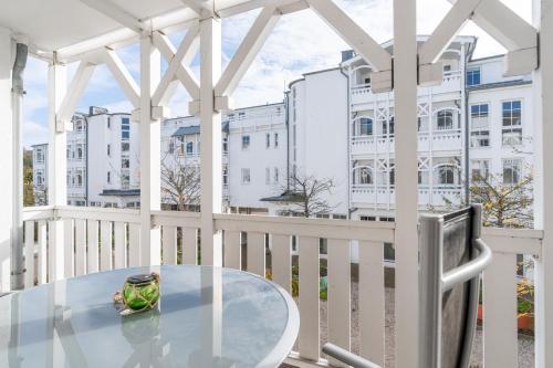 einen Tisch auf einem Balkon mit Blick auf die Gebäude in der Unterkunft Seepark Sellin FeWo AG Whg 314 in Ostseebad Sellin
