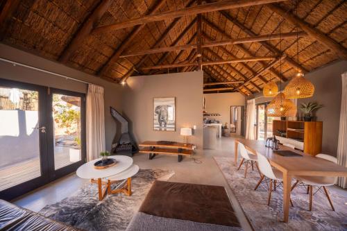 Χώρος καθιστικού στο MHONDORO SAFARI LODGE & VILLA